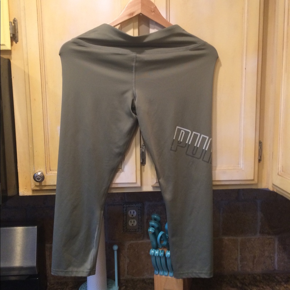 Gently used  medium size ladies puma pants 👖